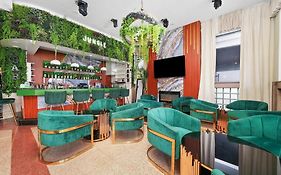 Chesterfield Hotel y Suites